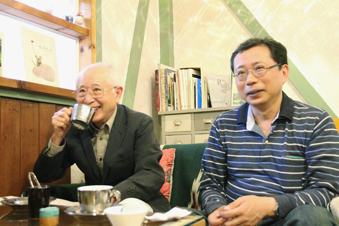 近所のお店で、支えてくれたお父さんと二人、お茶を飲む石村さん