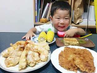 おばあちゃんの手料理。孫の優志君の大好物の天ぷらとカツ。