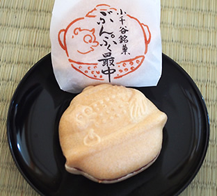 増川菓子店　お父さんの作ったぶんぶく最中。 「たぬき」のかたちがかわいい。