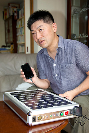 アタッシュケース型ソーラー蓄電池。 非常時にみんなの携帯やパソコンを充電できる。