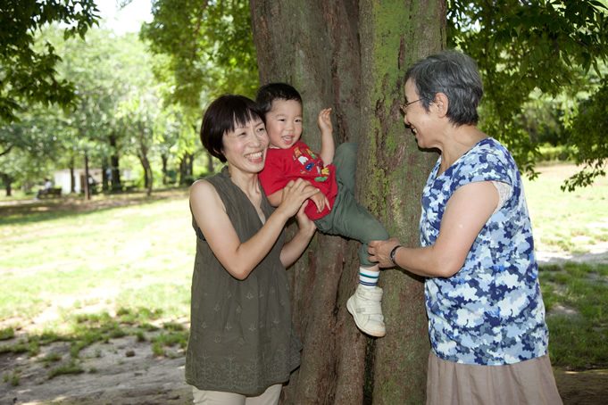 おばあちゃんと日曜日の公園へ。うまく木登りできるかな？